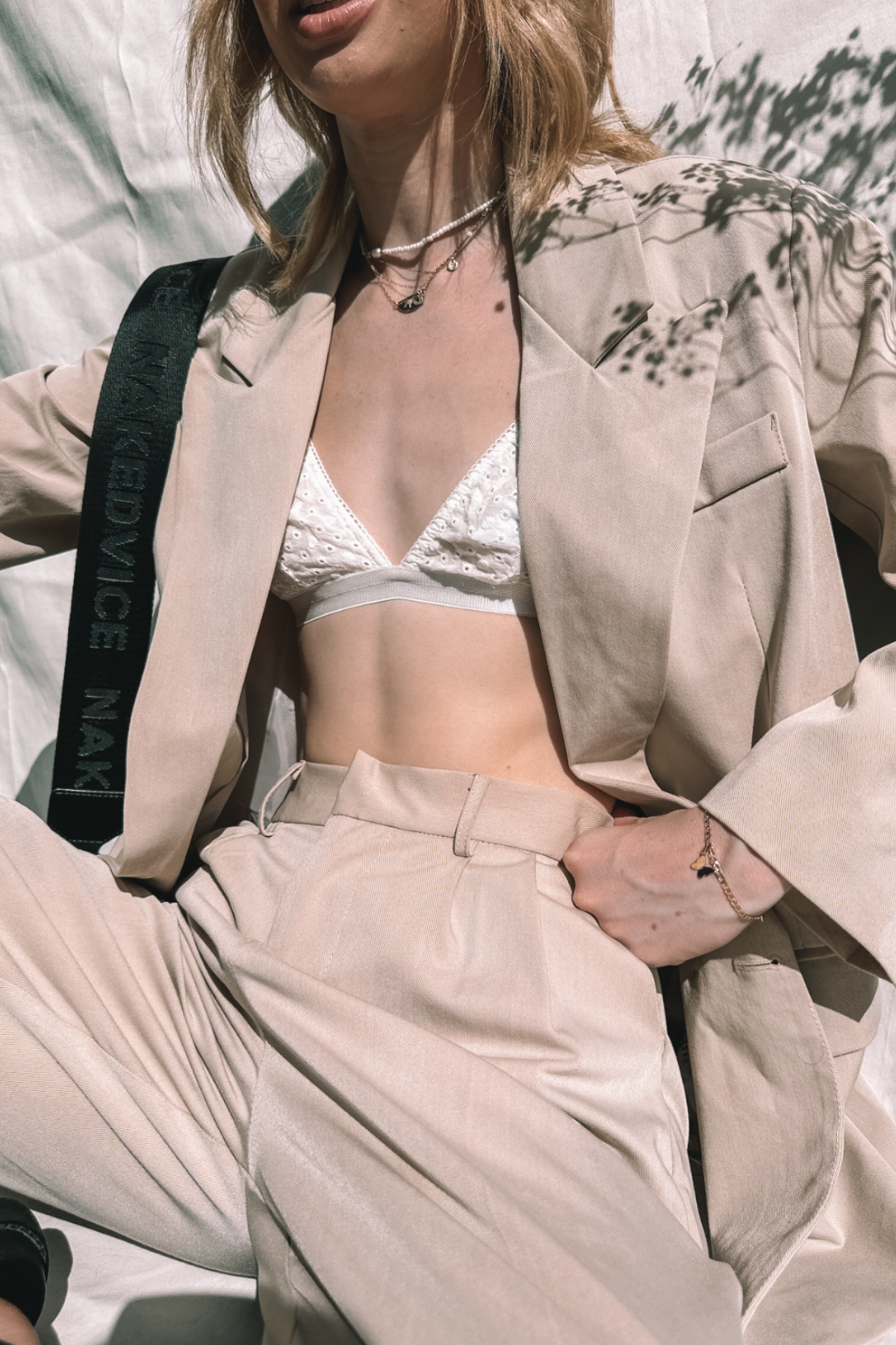 Upgrade your outfit with LINA BLAZER: Oversized fit, patch pockets, and decorative buttons.