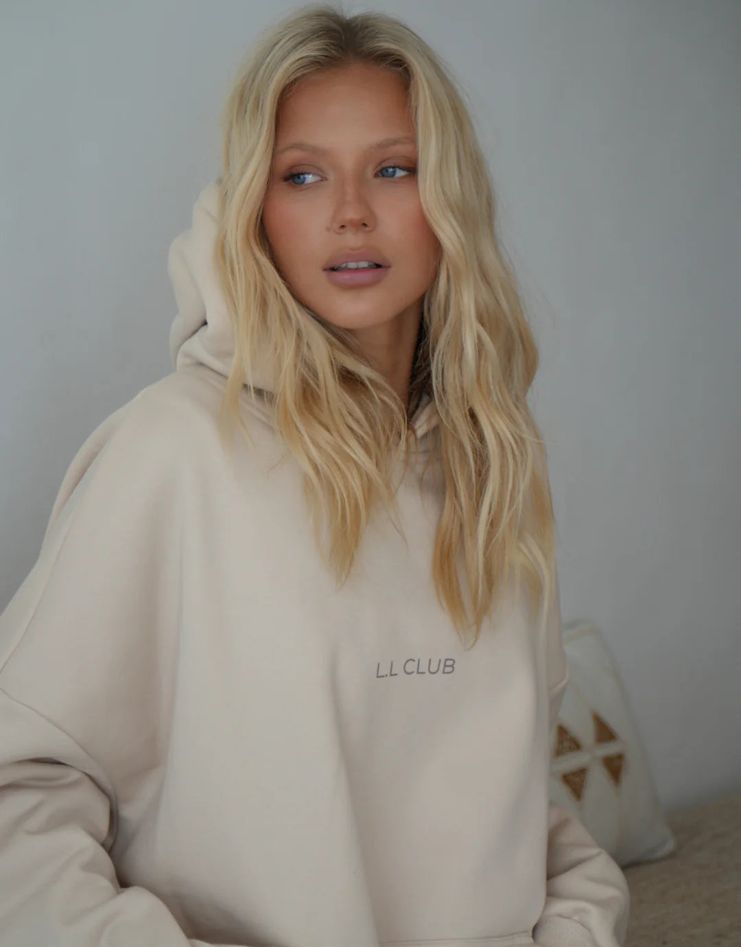 THE CLUB HOODIE - CREAM