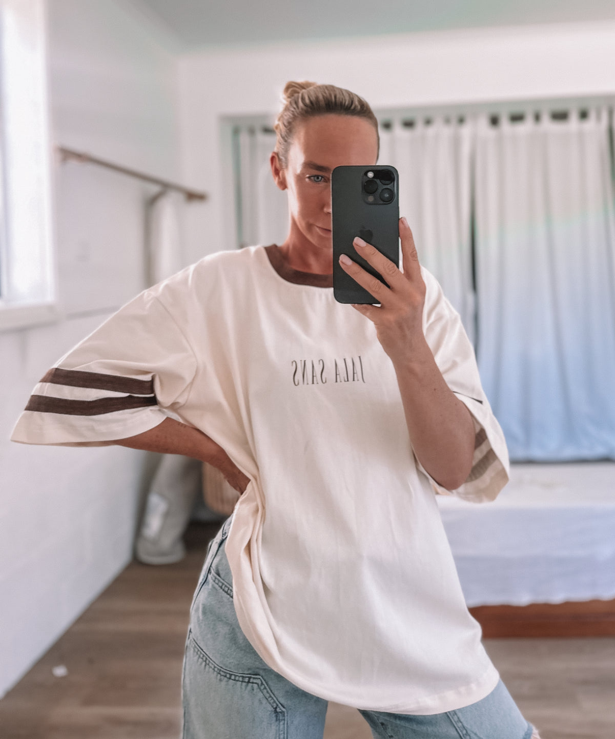 THE EDIT TEE - OFF WHITE AND BROWN